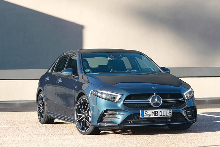 Lần đầu tiên, mẫu xe A-Class có thêm biến thể sedan và đứng vào hàng ngũ hiệu năng cao AMG với mã hiệu ‘35’. Mercedes-AMG CLA 35 4Matic mới là chiếc sedan thể thao bùng nổ, thời thượng và đầy phấn khích cho người lái.