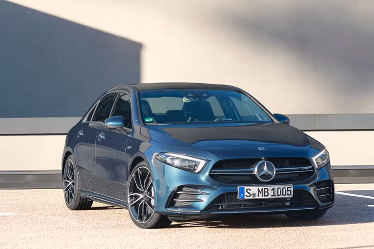 Lần đầu tiên, mẫu xe A-Class có thêm biến thể sedan và đứng vào hàng ngũ hiệu năng cao AMG với mã hiệu ‘35’. Mercedes-AMG CLA 35 4Matic mới là chiếc sedan thể thao bùng nổ, thời thượng và đầy phấn khích cho người lái.