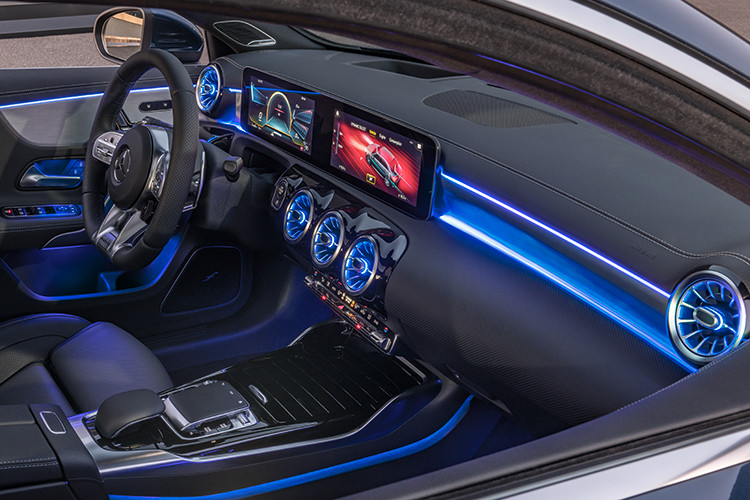 Trợ lý ảo của MBUX có thể trò chuyện với hành khách trên xe, ghi nhớ giọng nói và các tùy biến, khẩu lệnh của họ. Các câu lệnh về thông tin giải trí và vận hành xe đều được MBUX nhận biết và thực hiện, kể cả khi được diễn đạt gián tiếp. Touchpad điều khiển cảm ứng dạng thế hệ mới trên bệ trung tâm cũng được trang bị trên Mercedes-AMG A 35 4MATIC.