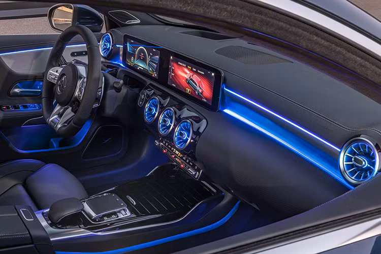 Trợ lý ảo của MBUX có thể trò chuyện với hành khách trên xe, ghi nhớ giọng nói và các tùy biến, khẩu lệnh của họ. Các câu lệnh về thông tin giải trí và vận hành xe đều được MBUX nhận biết và thực hiện, kể cả khi được diễn đạt gián tiếp. Touchpad điều khiển cảm ứng dạng thế hệ mới trên bệ trung tâm cũng được trang bị trên Mercedes-AMG A 35 4MATIC.