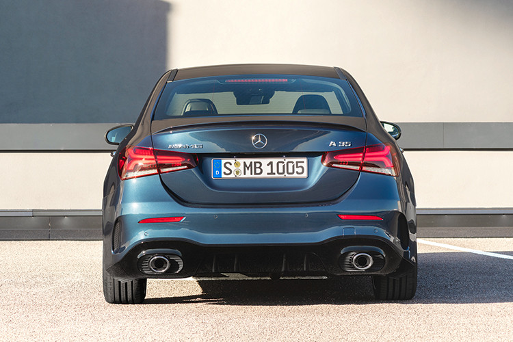 Mercedes-AMG A 35 4MATIC “đa năng” được trang bị AMG DYNAMIC SELECT với 5 chế độ lái, bao gồm "Slippery", "Comfort", "Sport", "Sport +" và "Individual", phù hợp với nhiều địa hình khác nhau. Chiếc xe có thể chuyển hóa linh hoạt từ nhẹ nhàng đến phấn khích thông qua sự thay đổi các thông số như sự phản hồi của động cơ và hộp số.