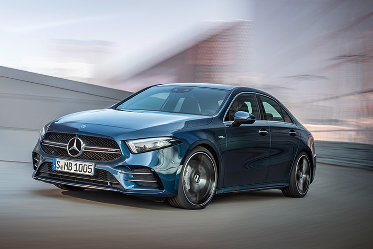 Giá xe Mercedes-AMG CLA 35 4Matic từ 2,249 tỷ đồng tại Việt Nam là một lựa chọn hấp dẫn cho khách hàng yêu thích dòng xe thể thao hiệu năng cao có giá bán hợp lý. Đồng thời Mercedes-Benz Việt Nam cũng giới thiệu 2 dòng xe cao cấp hơn là GT 53 4MATIC+ 4 cửa Coupe và Mercedes-AMG GT R.