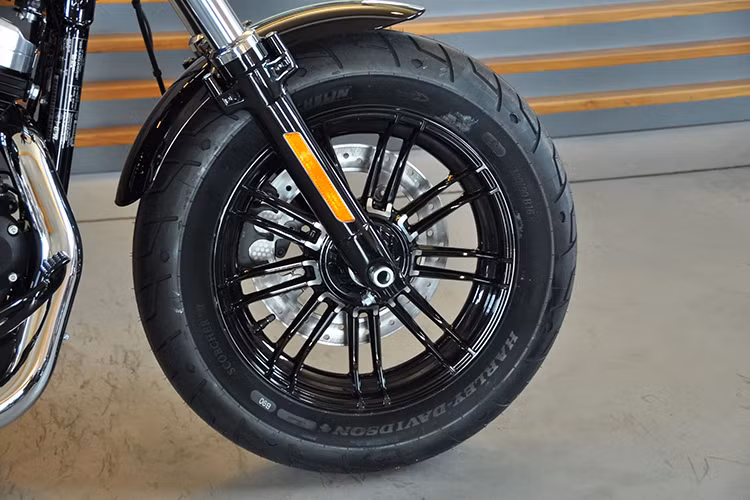 Harley Forty-Eight 115th được trang bị cặp mâm đúc 10 cánh kép mới khỏe khoắn hơn, nhưng vẫn đảm bảo chất cổ điển của xe so với bánh căm đời trước đó. So với các mẫu Harley-Davidson khác, lốp trước của Forty Eight khá "béo" khi có kích thước lên tới 130/90/16.