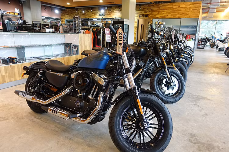 Có mặt tại Showroom Harley-Davidson of Saigon vào cuối tuần vừa qua, nhiều tín đồ đam mê dòng xe môtô Harley đặc biệt giới trẻ thật sự bị thu hút với vẻ đẹp của mẫu xe môtô Forty-Eight 115th Anniversary mới này.