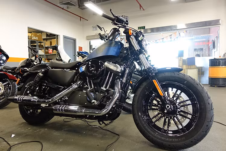 Mới đây, phiên bản Harley-Davidson Forty-Eight 115th Anniversary (hay còn được gọi với cái tên Harley 48) chính hãng đầu tiên đã về đến Việt Nam. Đây là phiên bản đặc biệt, giới hạn số lượng của mẫu xe này nhằm kỷ niệm 115 năm thành lập hãng xe môtô đình đám nước Mỹ.