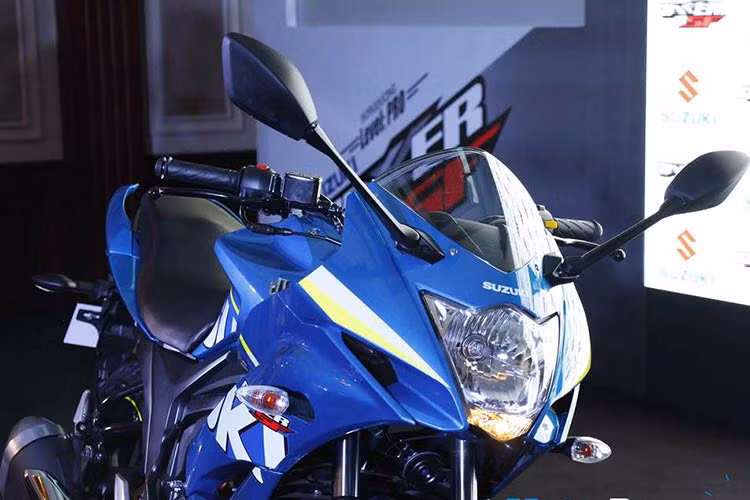 Phần đầu xe với dàn nhựa ốp lớn, rộng - cùng với đó là cụm đèn pha, đèn xi-nhan tách rời, hai hốc gió đối xứng hai bên.