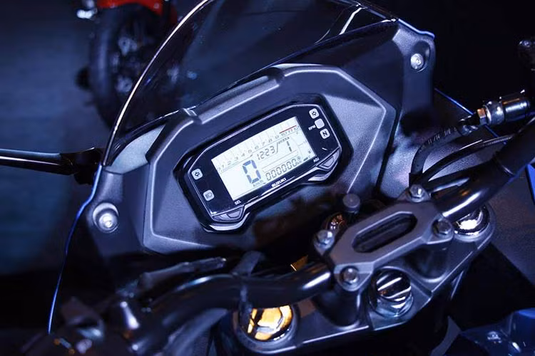  Phiên bản Gixer SF vẫn giữ nguyên thiết kế cụm đồng hồ điện tử dạng kỹ thuật số của người anh em nakedbike trước đây của mình. 
