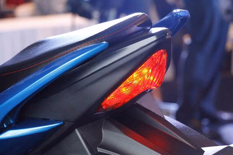 Đuôi xe vuốt nhọn với đèn hậu hình tam giác, xi-nhan hạ thấp, tách rời ở hai bên. Yên xe dạng liền trước thấp, sau cao với đường chỉ khâu màu đỏ làm điểm nhấn.