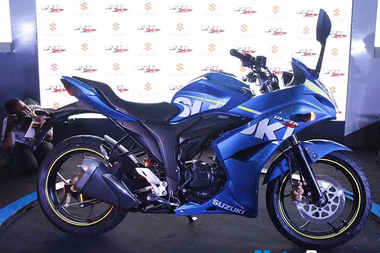 Điểm khác biệt lớn nhất giữa Suzuki Gixxer SF 150 so với người "anh em" naked bike cùng thương hiệu của mình đó là phần quây gió đặc trưng của sportbike cùng dàn áo phong cách thể thao mạnh mẽ hơn.