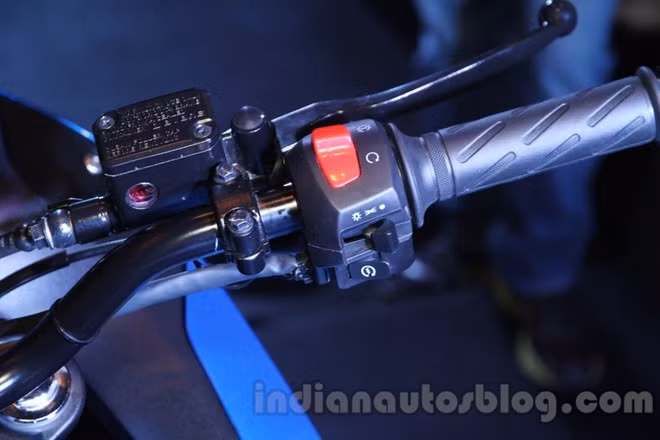 Xe sở hữu các nút bấm chức năng đơn giản; bên tay lái phải như nút khởi động, công tắc đèn, ngắt động cơ. Bên trái là công tắc xi-nhan, còi, chế độ chiếu sáng.