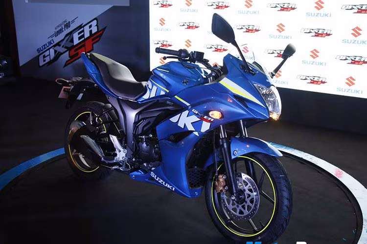 Suzuki Gixxer SF 150 sở hữu động cơ xi-lanh đơn, làm mát bằng không khí, dung tích 154,9cc, sản sinh công suất tối đa 14,8 mã lực tại 8.000 vòng/phút, mô-men xoắn cực đại 14 Nm tại 6.000 vòng/phút. Hộp số 5 cấp. Giá bán khởi điểm 1.340 USD (khoảng 30 triệu đồng).