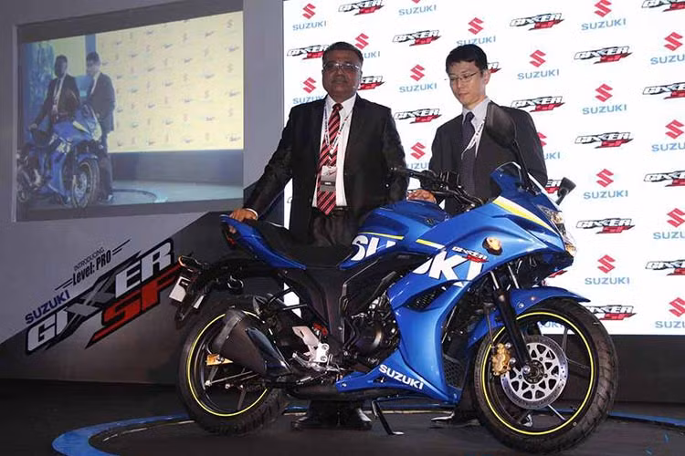  Được phát triển từ dòng nakedbike Gixxer 150 đã từng xuất hiện trước đây, Gixxer SF 150 phiên bản sportbike sẽ chính thức xuất hiện để cạnh tranh với các đối thủ cùng phân khúc tại thị trường Ấn Độ. 