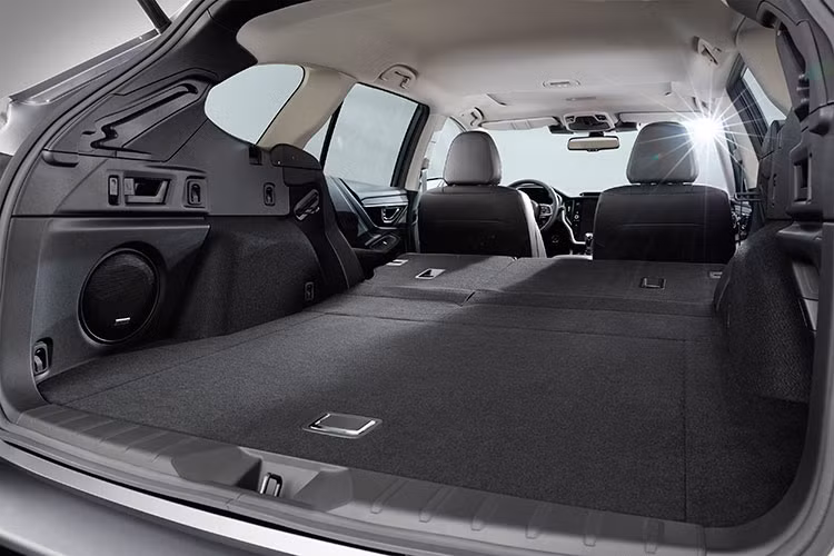 Subaru Outback 2022 sử dụng hệ dẫn động bốn bánh toàn thời gian đối xứng (S-AWD), hộp số tự động biến thiên vô cấp CVT-Lineartronic với 8 cấp số ảo và lẫy chuyển số.