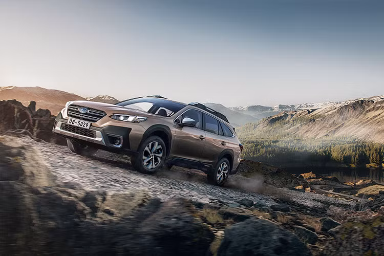 Giá xe Subaru Outback 2022 hoàn toàn mới được bán với chỉ một phiên bản 2.5i-Touring EyeSight, giá đề xuất là 1,969 tỷ đồng (đã bao gồm VAT). Từ hôm nay đến hết ngày 31/12/2021, 25 khách hàng đầu tiên đặt hàng sẽ được nhận quà tặng là một năm bảo hiểm vật chất cho xe.