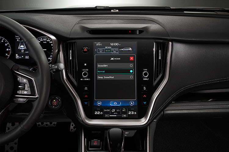 Chìa khóa keyless entry, khởi động nút bấm. Vô-lăng bọc da có lẫy chuyển số giả lập. Màn hình trung tâm kích thước 11,6 inch có hỗ trợ Apple CarPlay/Android Auto và hệ thống định vị, nhận dạng giọng nói.