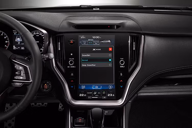 Chìa khóa keyless entry, khởi động nút bấm. Vô-lăng bọc da có lẫy chuyển số giả lập. Màn hình trung tâm kích thước 11,6 inch có hỗ trợ Apple CarPlay/Android Auto và hệ thống định vị, nhận dạng giọng nói.
