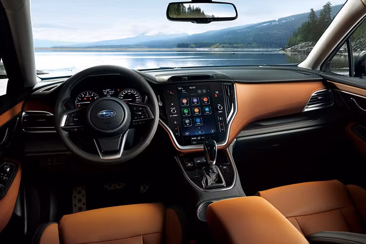 Nội thất Subaru Outback thế hệ mới có sự lột xác toàn diện. Bên trong trang bị ghế ngồi bọc da Nappa. Ghế lái chỉnh điện 10 hướng, ghế phụ chỉnh 8 hướng. Hàng ghế sau gập 60:40 và có bệ tỳ tay ở giữa ghế sau với ngăn đựng cốc nước.