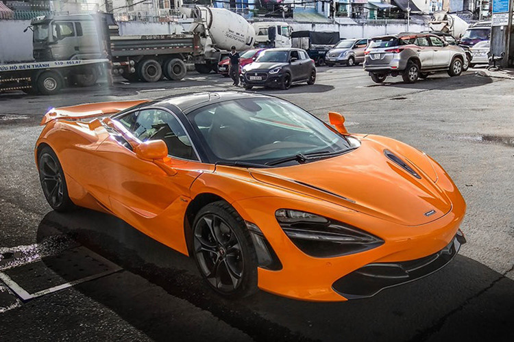 Mức giá siêu xe McLaren 720S tại thị trường nước ngoài là 208.600 Bảng (tương đương 5,8 tỷ đồng). Nếu lăn bánh trên đường phố Việt Nam với biển trắng (đóng đầy đủ thuế, phí), chủ nhân của siêu xe McLaren 720S mới này sẽ phải bỏ ra số tiền không dưới 18,6 tỷ đồng.