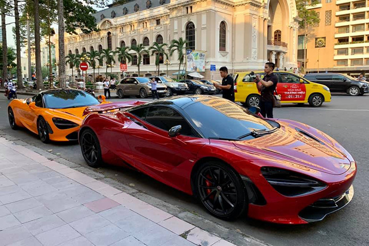 Các đại gia Việt hiện đang sở hữu đến năm chiếc siêu xe McLaren 720S bao gồm mang các màu sơn cam (2 chiếc), đỏ Memphis (2 chiếc) và trắng Glacier nay đã được dán lại thành màu đen nhám. Tuy nhiên, rất hiếm khi những người sở hữu xe McLaren 720S có dịp tụ tập cùng nhau.