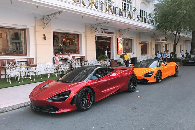 Siêu phẩm McLaren 720S của Cường Đô la sở hữu "bộ cánh" màu cam Orange vô cùng nổi bật cùng nóc xe sơn đen tương phản cho cái nhìn thể thao và cá tính. Ngoài ra, bộ cửa mở kiểu cánh chim cũng góp phần không nhỏ nhằm kiến tạo sự độc đáo và quyến rũ cho McLaren 720S.