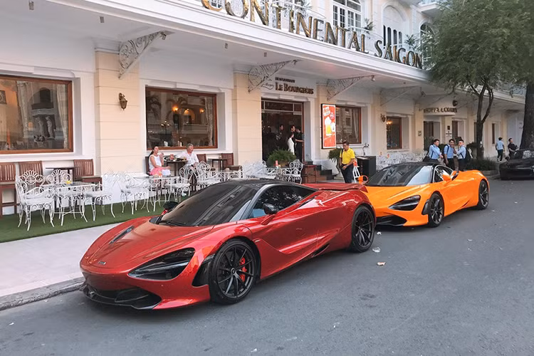 Siêu phẩm McLaren 720S của Cường Đô la sở hữu "bộ cánh" màu cam Orange vô cùng nổi bật cùng nóc xe sơn đen tương phản cho cái nhìn thể thao và cá tính. Ngoài ra, bộ cửa mở kiểu cánh chim cũng góp phần không nhỏ nhằm kiến tạo sự độc đáo và quyến rũ cho McLaren 720S.