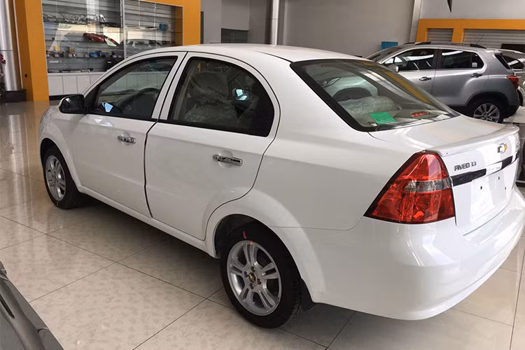 Nằm trong phân khúc sedan cỡ nhỏ hạng B - tương đương với Honda City hay Toyota Vios, tuy nhiên Aveo gần như không được Chevrolet làm mới trog nhiều năm qua. Hiện mẫu xe này đang được niêm yết chính hãng với mức giá 459 triệu đồng.