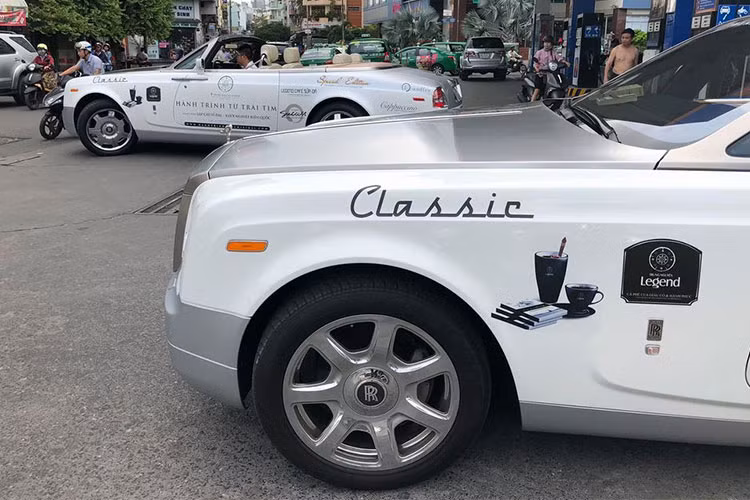 Có tên đầy đủ là Phantom Drophead Coupe, chiếc xe được hãng siêu xe sang đình đám Anh quốc - Rolls-Royce giới thiệu lần đầu tại triển lãm Detroit vào năm 2007. Phantom Drophead Coupe là một chiếc xe mui trần sang trọng và được nhiều đại gia trên thế giới tin dùng.