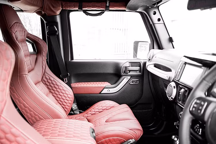 Bên cạnh đó, cabin của xe mang lại cảm giác thời thượng với vô lăng được thiết kế tùy chỉnh và chất liệu da chần bông tại hộp đựng găng tay và bệ tì tay trung tâm. Trang bị cho xe cũng là những công nghệ thời thượng, mới nhất hiện nay không kém gì xe sang.