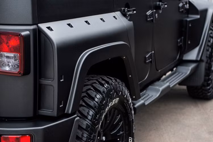 Theo chia sẻ từ Chelsea Truck Company, chiếc xe này sẽ “không bị lạc lõng” ngay cả khi xuất hiện trong một siêu phẩm hành động bên cạnh những siêu anh hùng của Marvel nhờ những chi tiết được độ lại một cách ấn tượng và mạnh mẽ.