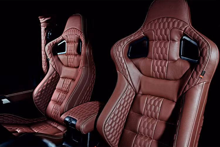 Bộ ghế da phía trước được thiết kế theo đúng kiểu xe đua hoàn toàn bằng da trần với các đường vân nổi hình quả trám giống như da cá sấu thật.