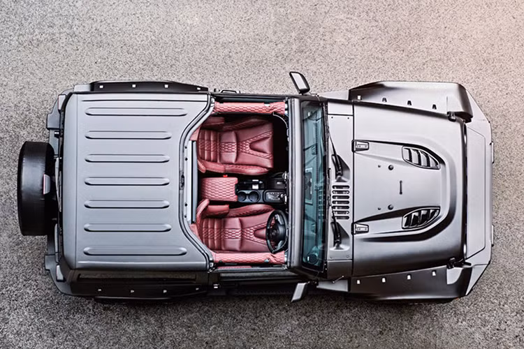 Phiên bản mới của “dị nhân” Black Hawk Edition được làm mới ở vòm bánh xe siêu rộng và tiện dụng, lưới tản nhiệt và cản xe được thiết kế lại mới hơn, hai ống xả kép và đặc biệt là nội thất sang trọng bằng da.