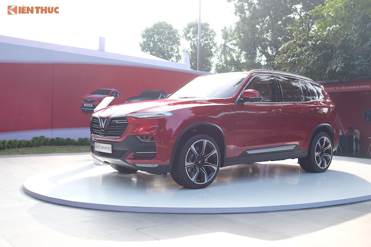 Mẫu SUV VinFast Lux SA 2.0 sở hữu ngoại hình khá bắt mắt, xe được trang bị bánh mâm 20 inch, kính cách nhiệt tối màu, cốp xe đóng/mở điện với tính năng đá để đóng/mở cốp, tích hợp bản đồ và chức năng chỉ đường, hệ thống âm thanh 13 loa với Amplifier, Wi-Fi hotspot và sạc không dây, đèn trang trí nội thất, hệ thống hỗ trợ xuống dốc HDC, 2 cảm biến phía trước, camera 360 độ, hệ thống cảnh báo điểm mù.