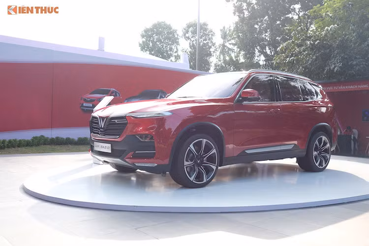 Mẫu SUV VinFast Lux SA 2.0 sở hữu ngoại hình khá bắt mắt, xe được trang bị bánh mâm 20 inch, kính cách nhiệt tối màu, cốp xe đóng/mở điện với tính năng đá để đóng/mở cốp, tích hợp bản đồ và chức năng chỉ đường, hệ thống âm thanh 13 loa với Amplifier, Wi-Fi hotspot và sạc không dây, đèn trang trí nội thất, hệ thống hỗ trợ xuống dốc HDC, 2 cảm biến phía trước, camera 360 độ, hệ thống cảnh báo điểm mù.