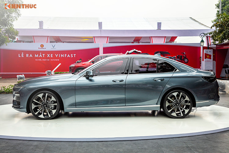 VinFast LUX A2.0 được trang bị động cơ xăng 2.0L, tăng áp, phát triển trừ động cơ N20 của BMW. Đi kèm là hộp số tự động ZF8 cấp và dẫn động cầu sau. Xe cũng được chia làm hai phiên bản là tiêu chuẩn và cao cấp. Trong đó, bản tiêu chuẩn trang bị động cơ 2.0L công suất 174 mã lực, mômen xoắn 300 Nm, bản cao cấp sẽ sử dụng động cơ 2.0L công suất 228 mã lực và mômen xoắn cực đại 350 Nm.