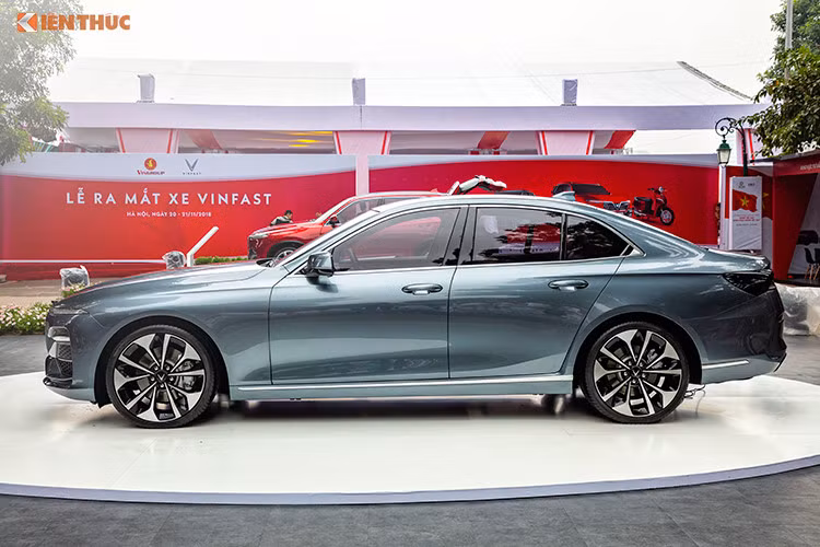 VinFast LUX A2.0 được trang bị động cơ xăng 2.0L, tăng áp, phát triển trừ động cơ N20 của BMW. Đi kèm là hộp số tự động ZF8 cấp và dẫn động cầu sau. Xe cũng được chia làm hai phiên bản là tiêu chuẩn và cao cấp. Trong đó, bản tiêu chuẩn trang bị động cơ 2.0L công suất 174 mã lực, mômen xoắn 300 Nm, bản cao cấp sẽ sử dụng động cơ 2.0L công suất 228 mã lực và mômen xoắn cực đại 350 Nm.