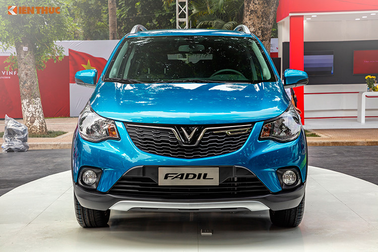 Fadil có giá khởi điểm 465 triệu đồng, giai đoạn 1 xe được bán với giá 370 triệu đồng. Giai đoạn 1 sẽ kết thúc trong năm 2018, sang tới 1/1/2019, giá xe VinFast sẽ là 395 triệu đồng. Hiện mẫu xe này đã nhận cọc của các khách hàng và dự kiến sẽ sớm nhận xe trong thời gian tới.