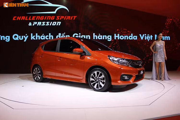 Nguồn cung cấp sức mạnh cho Honda Brio 2018 là động cơ xăng i-VTEC 4 xi-lanh, dung tích 1,2 lít lấy từ thế hệ cũ. Động cơ này tạo ra công suất tối đa 90 mã lực tại tua máy 6.000 vòng/phút và mô-men xoắn cực đại 110 Nm tại tua máy 4.800 vòng/phút. Động cơ kết hợp với hộp số sàn 5 cấp hoặc CVT, truyền sức mạnh tới cầu trước.