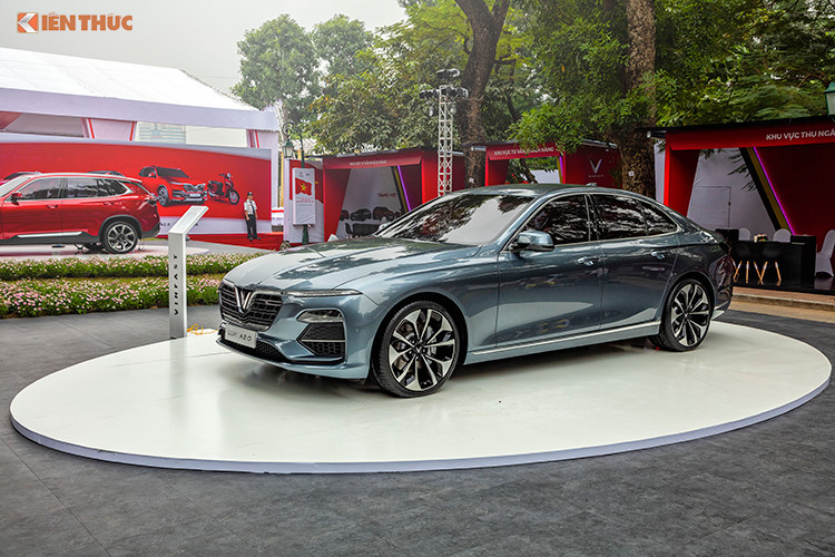 VinFast LUX A2.0 mới dự tính cũng sẽ đến tay khách hàng tại Việt Nam trong năm 2019 này, xe mang ngoại hình của một chiếc sedan với thiết kế được chắp bút bởi công ty Pininfarina nổi tiếng của Ý. Cũng vì vậy mà LUX A2.0 của VinFast có diện mạo rất lịch lãm và sang trọng. Xe sở hữu chiều dài x rộng x cao lần lượt là: 4.973 x 1.900 x 1.464 (mm). Chiều dài cơ sở 2.968 mm và khoảng sáng gầm 116 mm.