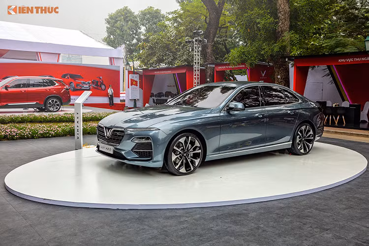 VinFast LUX A2.0 mới dự tính cũng sẽ đến tay khách hàng tại Việt Nam trong năm 2019 này, xe mang ngoại hình của một chiếc sedan với thiết kế được chắp bút bởi công ty Pininfarina nổi tiếng của Ý. Cũng vì vậy mà LUX A2.0 của VinFast có diện mạo rất lịch lãm và sang trọng. Xe sở hữu chiều dài x rộng x cao lần lượt là: 4.973 x 1.900 x 1.464 (mm). Chiều dài cơ sở 2.968 mm và khoảng sáng gầm 116 mm.