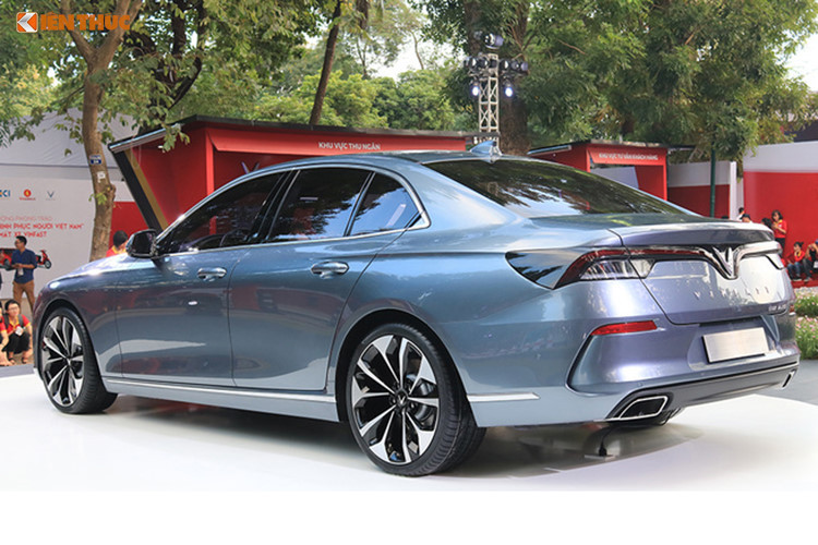 Tùy vào phiên bản Tiêu chuẩn hay Cao cấp mà trang bị trên xe sẽ khác nhau ở một số chi tiết. Bên cnahj đó, xe cũng có 8 tùy chọn màu ngoại thất và 3 tùy chọn màu nội thất. Giá xe VinFast LUX A2.0 niêm yết từ 1,366 tỷ đồng. Tuy nhiên, tại sự kiện ra mắt, VinFast sẽ áp dụng chương trình ưu đãi đặc biệt chỉ với 800 triệu đồng cho xe, chưa bao gồm VAT.