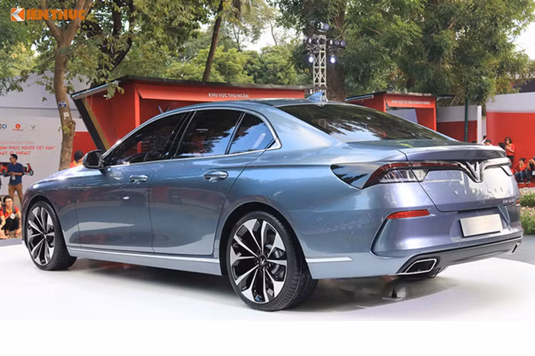 Tùy vào phiên bản Tiêu chuẩn hay Cao cấp mà trang bị trên xe sẽ khác nhau ở một số chi tiết. Bên cnahj đó, xe cũng có 8 tùy chọn màu ngoại thất và 3 tùy chọn màu nội thất. Giá xe VinFast LUX A2.0 niêm yết từ 1,366 tỷ đồng. Tuy nhiên, tại sự kiện ra mắt, VinFast sẽ áp dụng chương trình ưu đãi đặc biệt chỉ với 800 triệu đồng cho xe, chưa bao gồm VAT.