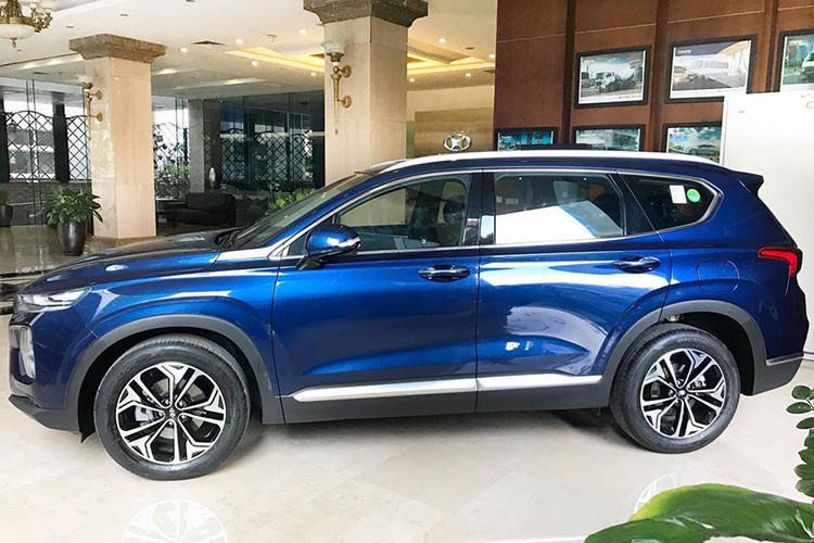 Hyundai Santa Fe thế hệ mới thay đổi thiết kế hoàn toàn. Bản cao cấp được phía đại lý chính hãng của Hyundai tại Việt Nam chia sẻ rằng đang được đặt linh kiện từ Hàn Quốc về để gấp rút hoàn thiện cho ngày ra mắt.