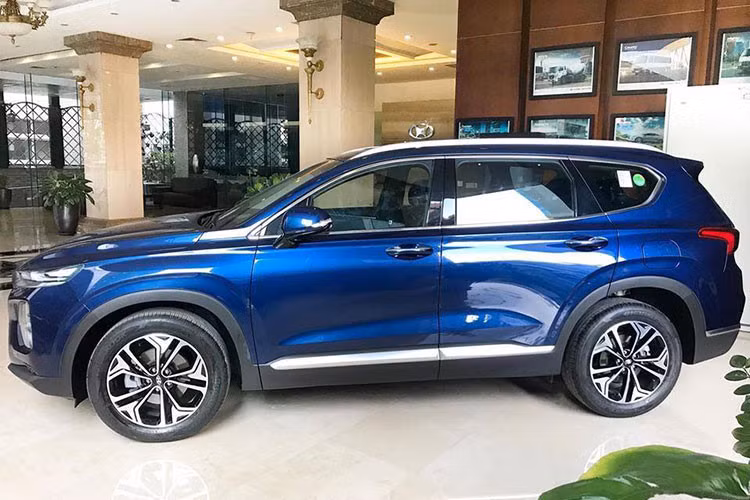 Hyundai Santa Fe thế hệ mới thay đổi thiết kế hoàn toàn. Bản cao cấp được phía đại lý chính hãng của Hyundai tại Việt Nam chia sẻ rằng đang được đặt linh kiện từ Hàn Quốc về để gấp rút hoàn thiện cho ngày ra mắt.