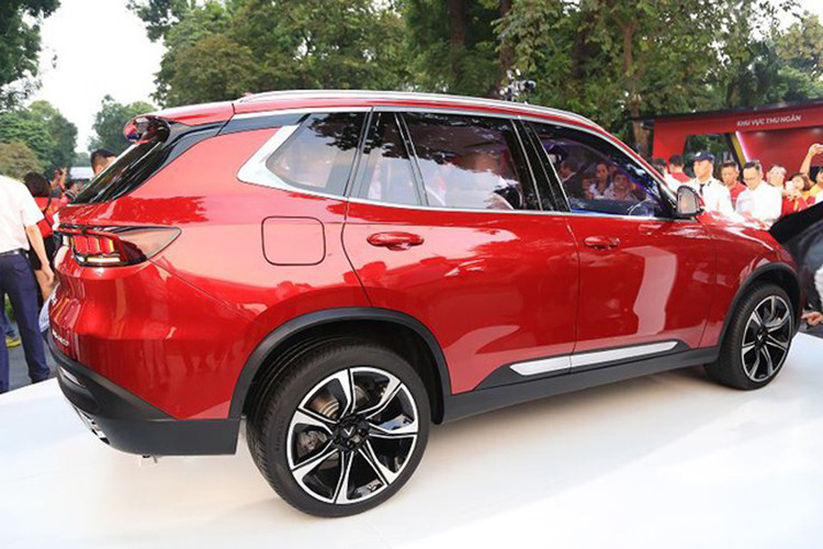 Xe được trang bị động cơ DOHC 2.0L 4 xi-lanh tăng áp như mẫu sedan hạng sang của VinFast nhưng mẫu xe này chỉ có một mức công suất tối đa 228 mã lực và mô-men xoắn cực đại 350 Nm. Đi cùng với đó là hộp số ZF tự động 8 cấp và hệ dẫn động cầu sau RWD. Riêng bản cao cấp của xe sẽ có hệ dẫn động 4 bánh toàn thời gian AWD.