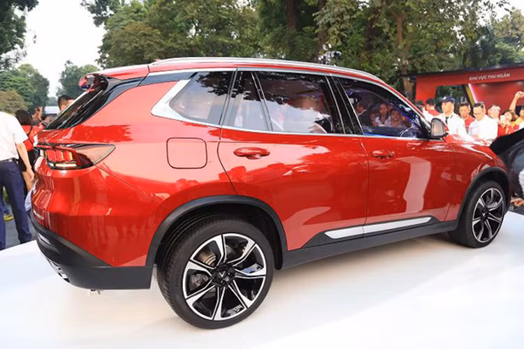 Xe được trang bị động cơ DOHC 2.0L 4 xi-lanh tăng áp như mẫu sedan hạng sang của VinFast nhưng mẫu xe này chỉ có một mức công suất tối đa 228 mã lực và mô-men xoắn cực đại 350 Nm. Đi cùng với đó là hộp số ZF tự động 8 cấp và hệ dẫn động cầu sau RWD. Riêng bản cao cấp của xe sẽ có hệ dẫn động 4 bánh toàn thời gian AWD.