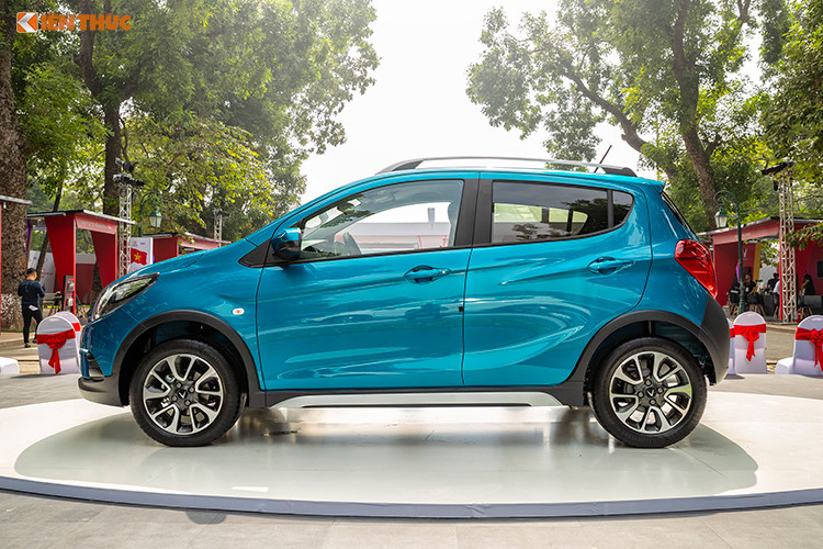 VinFast Fadil có động cơ 1.4L công suất 98 mã lực và mô men xoắn 128 Nm, dùng hộp sô vô cấp CVT. Trang bị của xe cũng có phần nhỉnh hơn các đối thủ, với cả cân bằng điện tử ESP. Điểm khiến khách hàng phân vân là VinFast Fadil vẫn chưa đi vào sản xuất, do đó chưa có xe chạy thử và khách hàng cũng chưa được trải nghiệm nội thất mẫu xe này.