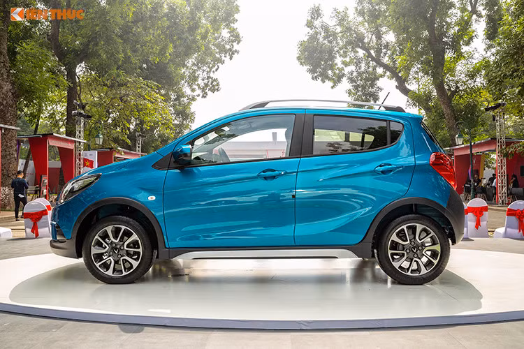 VinFast Fadil có động cơ 1.4L công suất 98 mã lực và mô men xoắn 128 Nm, dùng hộp sô vô cấp CVT. Trang bị của xe cũng có phần nhỉnh hơn các đối thủ, với cả cân bằng điện tử ESP. Điểm khiến khách hàng phân vân là VinFast Fadil vẫn chưa đi vào sản xuất, do đó chưa có xe chạy thử và khách hàng cũng chưa được trải nghiệm nội thất mẫu xe này.