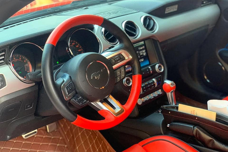 Bên trong, toàn bộ ghế đều bọc da cao cấp, các tay nắm cửa, khay để đồ gần tay lái... đều được mạ crom, trên bảng tap-lô còn bọc sợi carbon rất thể thao. Hàng ghế trước của xe với thân ghế ôm lưng người ngồi rất chắc chắn. Các đường chỉ dập sâu tạo những rãnh thoát khí tinh tế. Cả hai ghế này đều chỉnh điện 6 hướng, ghế có thêm tính năng làm mát và sưởi ấm, nắp lưng ghế chính và phụ có lẫy mở đẩy ghế trượt lên dễ dàng.