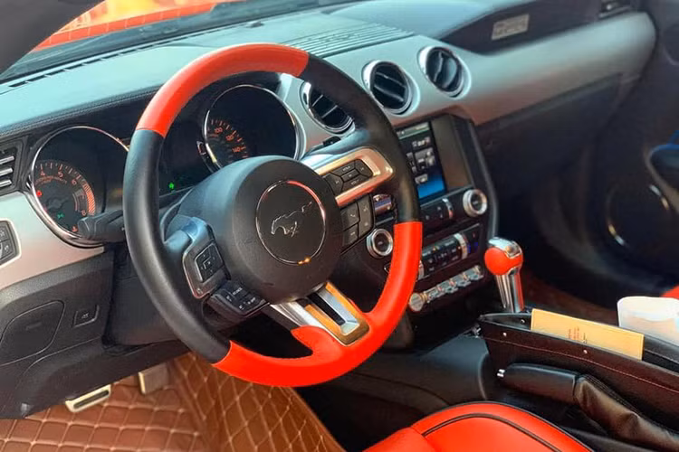 Bên trong, toàn bộ ghế đều bọc da cao cấp, các tay nắm cửa, khay để đồ gần tay lái... đều được mạ crom, trên bảng tap-lô còn bọc sợi carbon rất thể thao. Hàng ghế trước của xe với thân ghế ôm lưng người ngồi rất chắc chắn. Các đường chỉ dập sâu tạo những rãnh thoát khí tinh tế. Cả hai ghế này đều chỉnh điện 6 hướng, ghế có thêm tính năng làm mát và sưởi ấm, nắp lưng ghế chính và phụ có lẫy mở đẩy ghế trượt lên dễ dàng.