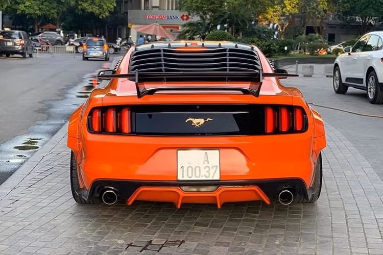 Phần đuổi xe nổi bật với logo ngựa hoang truyền thống nằm trên nền đen bóng đẹp mắt, bên cạnh những đường gân cơ bắp chạy dọc từ hông mũi xe đến đuôi xe. Điểm gây ấn tượng trên chiếc xe này là dải đèn hậu được thiết kế lại, chiếu sáng bằng công nghệ LED.